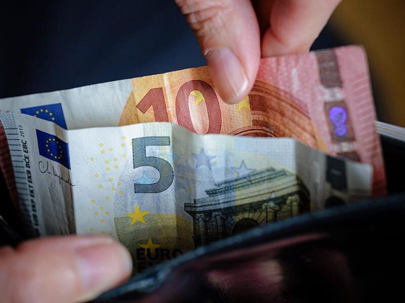 Долар падає в обмінниках, а євро подорожчав