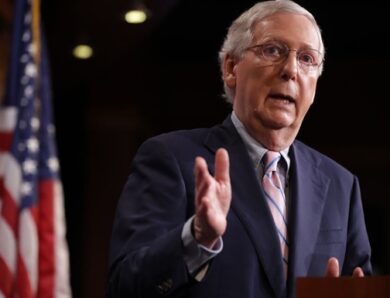 Допомога Україні збирає пил у Пентагоні – сенатор