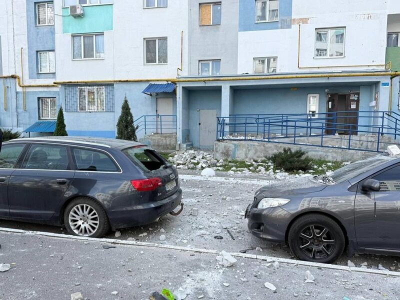 Дрон влучив у дах багатоповерхівки в Харкові