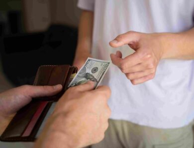 Дружба дружбою, а гроші нарізно: чому позичати у друзів насправді складніше, ніж здається