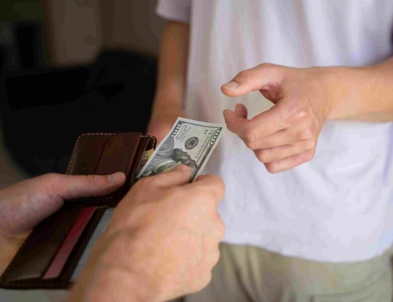 Дружба дружбою, а гроші нарізно: чому позичати у друзів насправді складніше, ніж здається