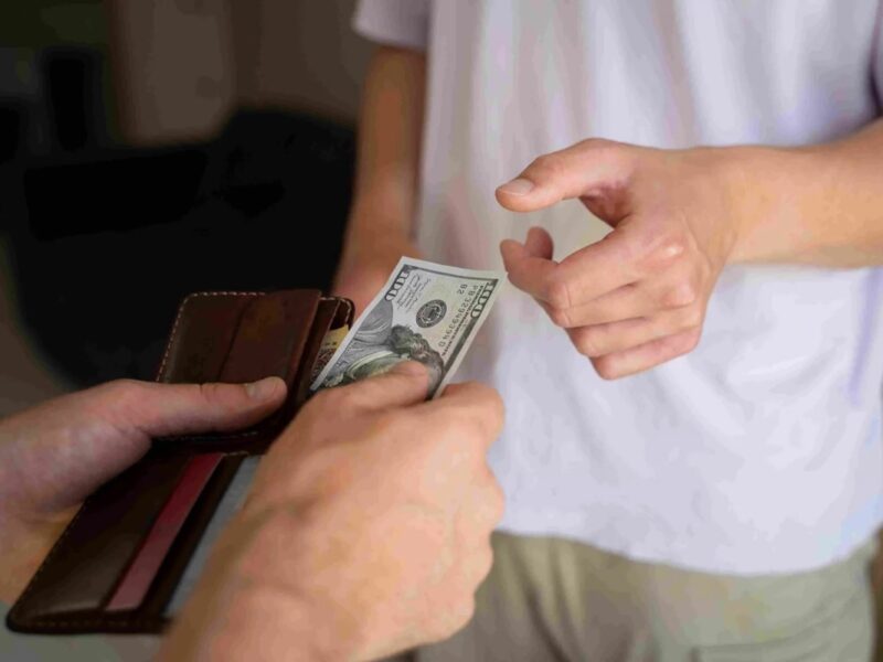 Дружба дружбою, а гроші нарізно: чому позичати у друзів насправді складніше, ніж здається