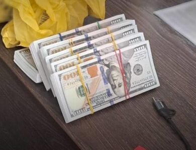 Двоє працівників СБУ вимагали хабар у бізнесмена