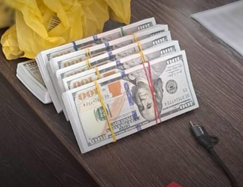 Двоє працівників СБУ вимагали хабар у бізнесмена