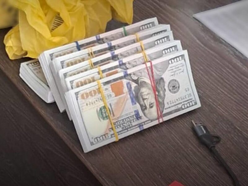 Двоє працівників СБУ вимагали хабар у бізнесмена