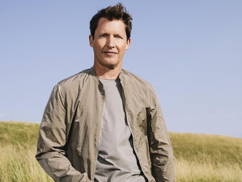 Джеймс Блант після скандалу змінив символіку: з герба РФ на тризуб