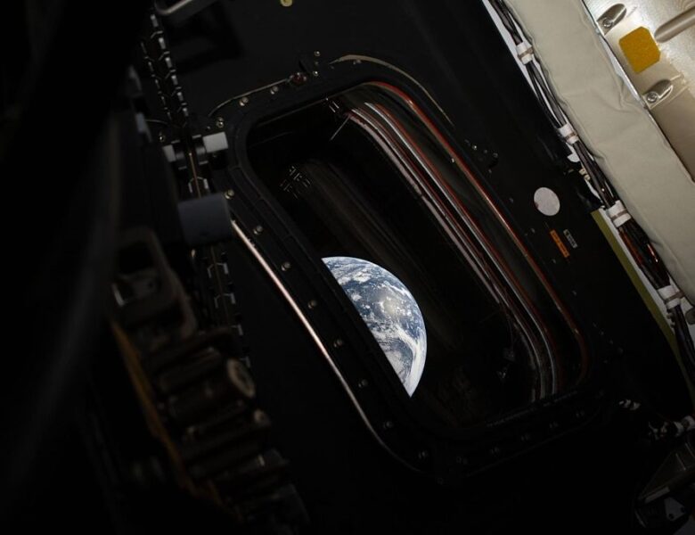 Екіпаж місії Артеміда-2 облетів Місяць та повертається на Землю