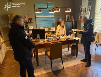 Екскерівник міграційної служби Хмельниччини приховав майно на понад 30 млн