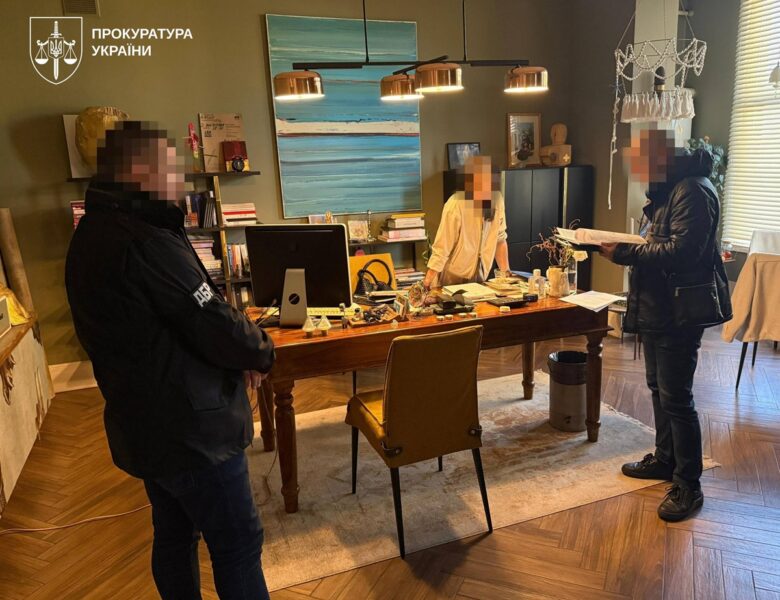 Екскерівник міграційної служби Хмельниччини приховав майно на понад 30 млн