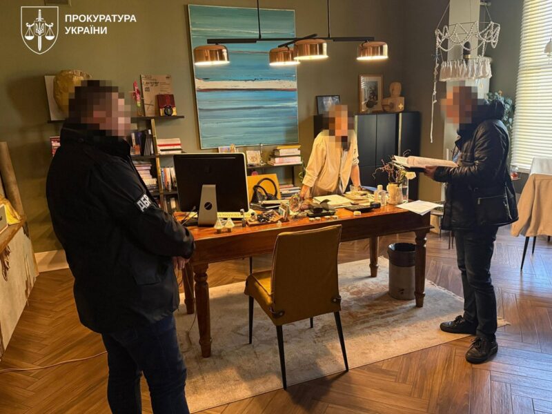 Екскерівник міграційної служби Хмельниччини приховав майно на понад 30 млн