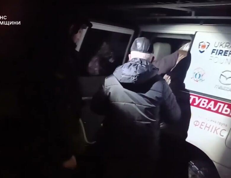 Рятувальники евакуювали жінку та чоловіка зі Зноб-Новгородської громади