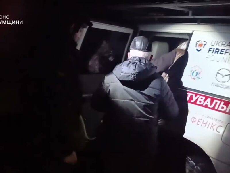 Рятувальники евакуювали жінку та чоловіка зі Зноб-Новгородської громади