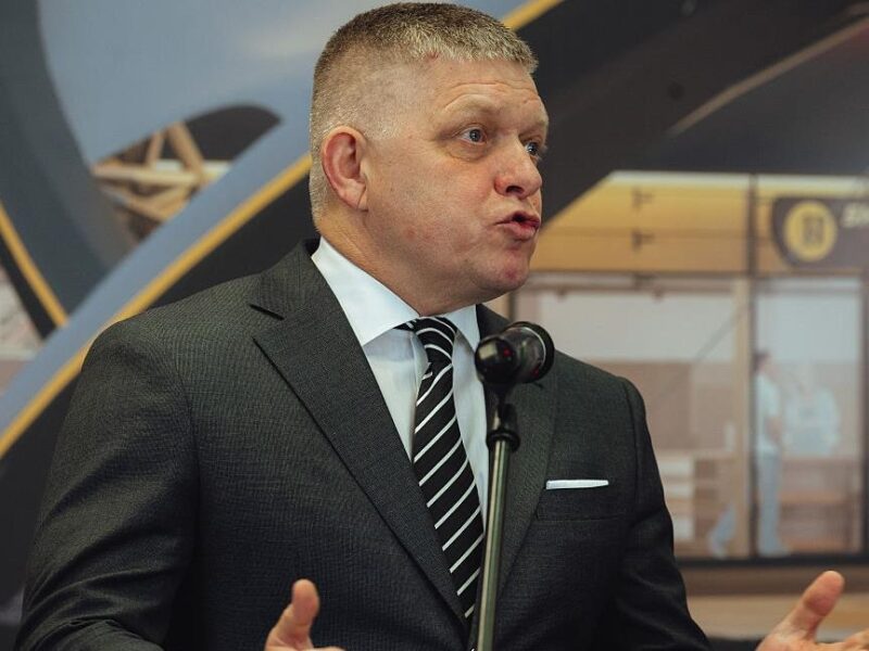 Фіцо просить Польщу пропустити його літак в Росію