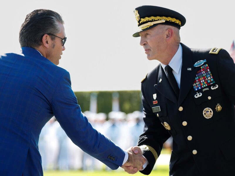 Геґсет вимагає відставки начальника штабу армії США