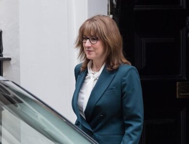 Голова Мінфіну Британії назвала війну США в Ірані “дурістю”