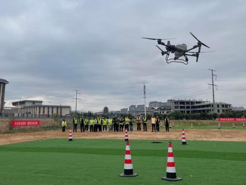 Китайські вчені навчилися заряджати дрони прямо під час польоту