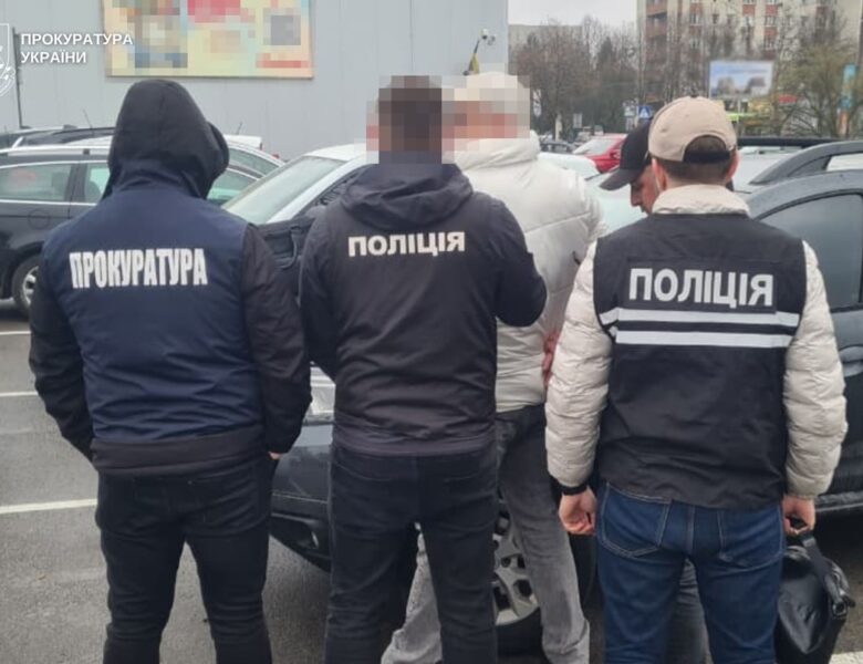 Львівський ексдоцент продавав “роботу в Інтерполі” для виїзду за кордон