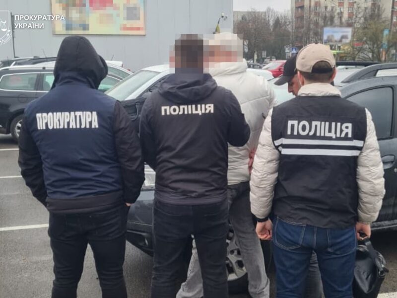 Львівський ексдоцент продавав “роботу в Інтерполі” для виїзду за кордон