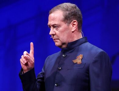 Медведєв став головним редактором російських шкільних підручників