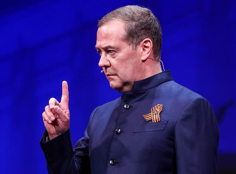 Медведєв став головним редактором російських шкільних підручників