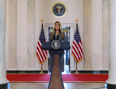 Меланія Трамп заперечила “будь-який зв’язок” з Епштейном