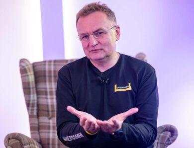 Мер Львова показав зізнався, що носить одні кросівки вже три роки