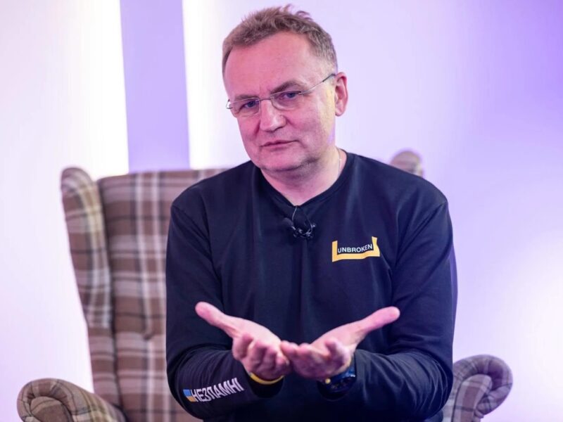 Мер Львова показав зізнався, що носить одні кросівки вже три роки