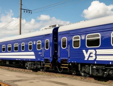 На Харківщині поїзд зіткнувся з вантажівкою: рейси затримуються