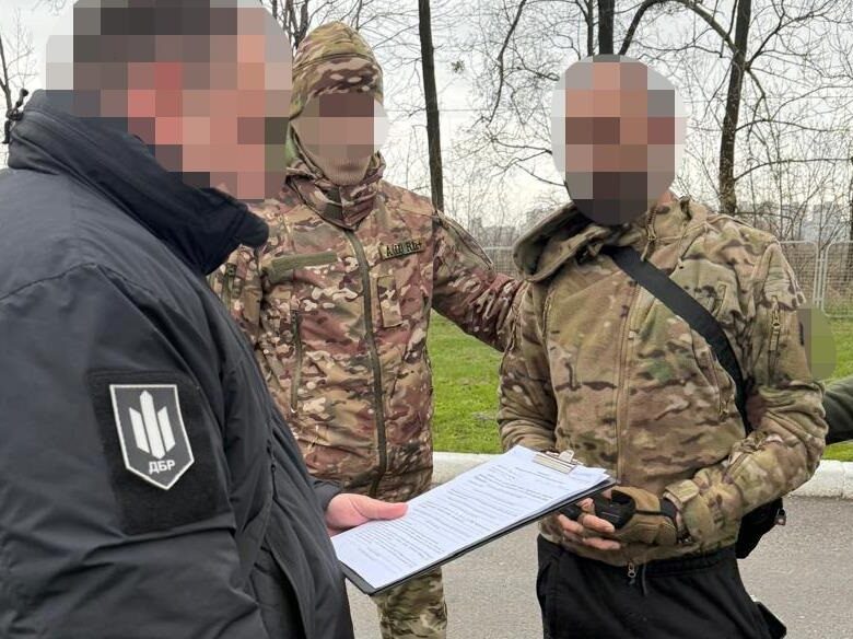 На Харківщині затримали дезертира, який продавав зброю з фронту