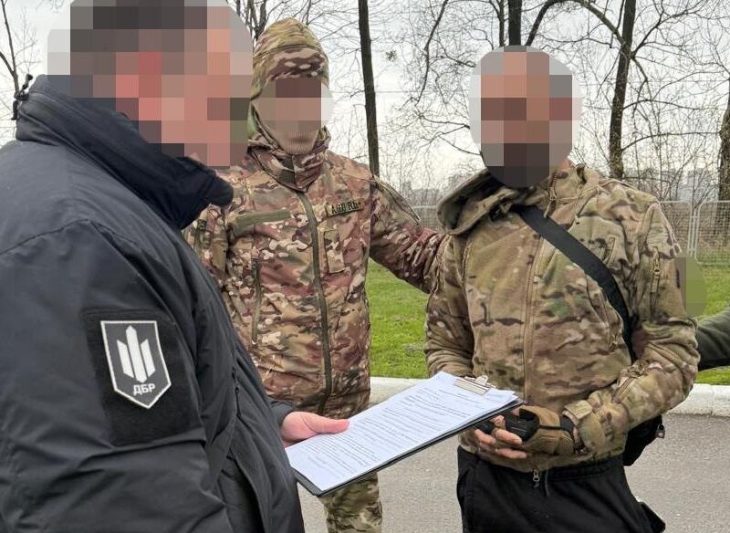 На Харківщині затримали дезертира, який продавав зброю з фронту