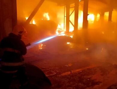 На Київщині після атаки палає підприємство