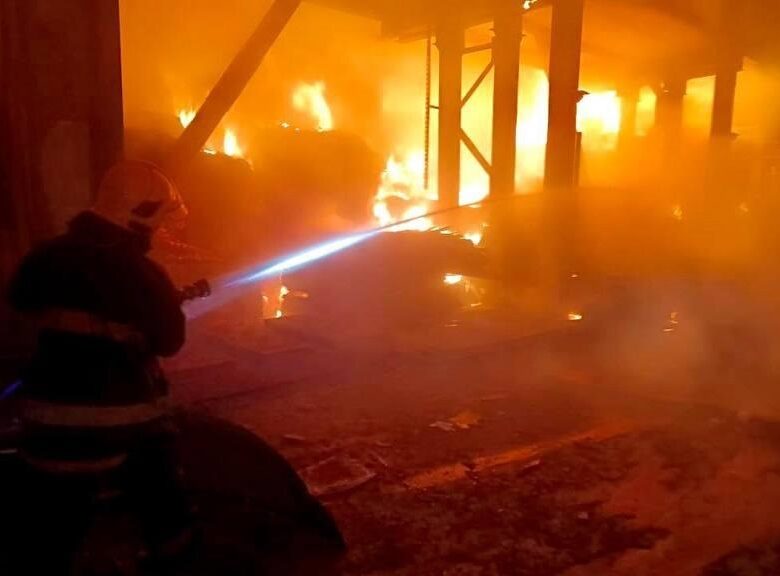 На Київщині після атаки палає підприємство