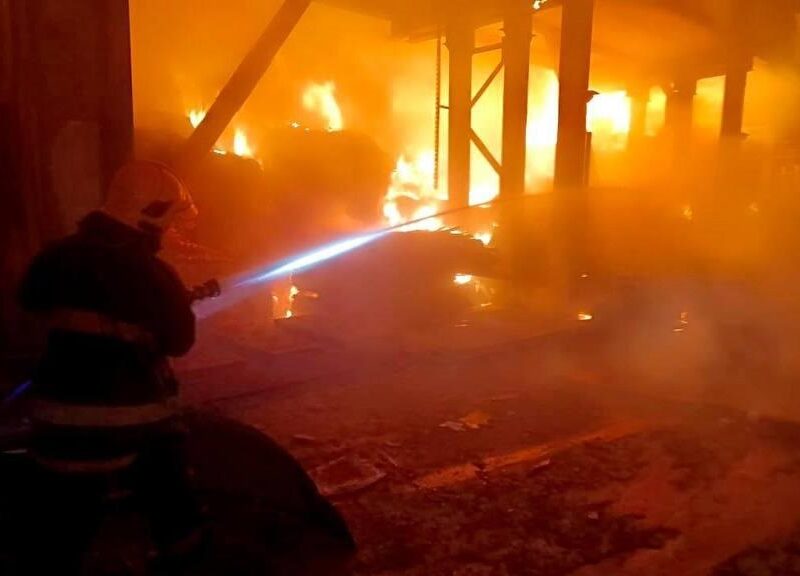 На Київщині після атаки палає підприємство