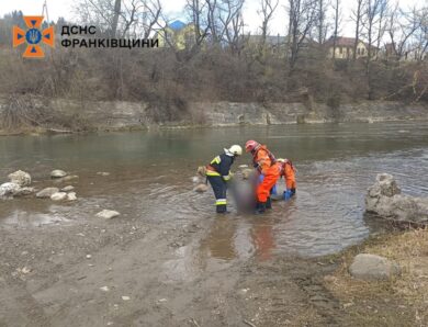 На Київщині та Прикарпатті рятувальники дістали з води потопельників