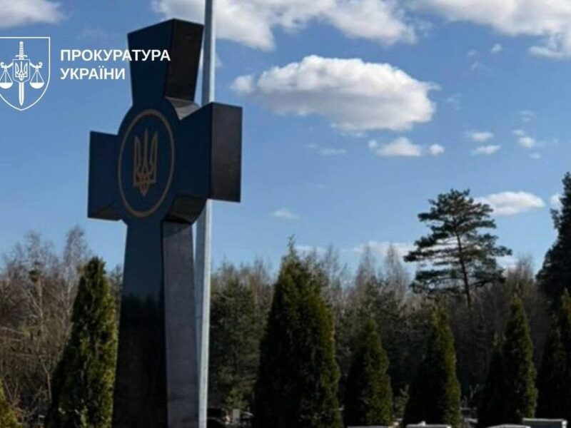 На Київщині викрили схему заробітку на могильних хрестах для військових