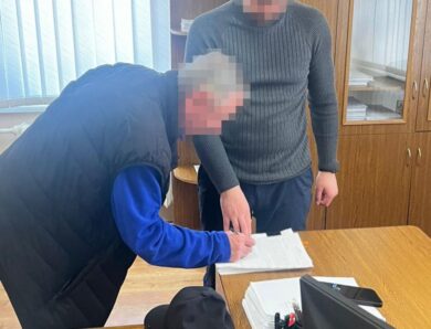 На Львівщині підприємець 23 роки утримував однокласника як “раба”