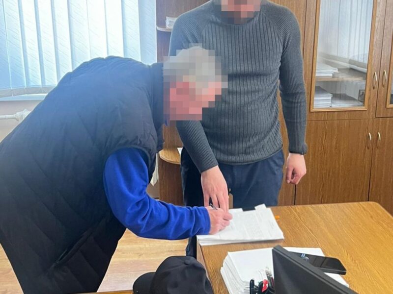 На Львівщині підприємець 23 роки утримував однокласника як “раба”