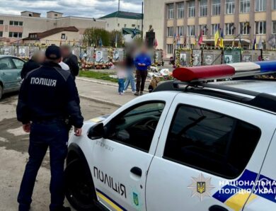 На Одещині автомобіль пошкодив Алею героїв