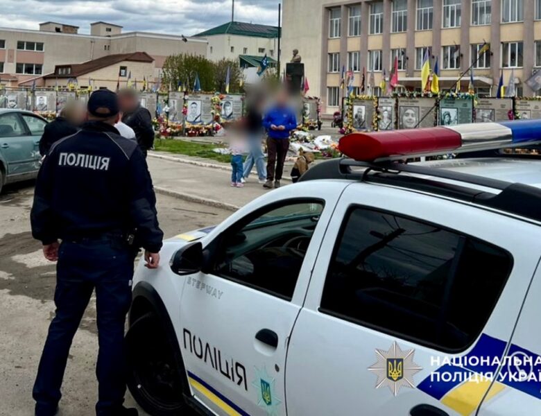 На Одещині автомобіль пошкодив Алею героїв