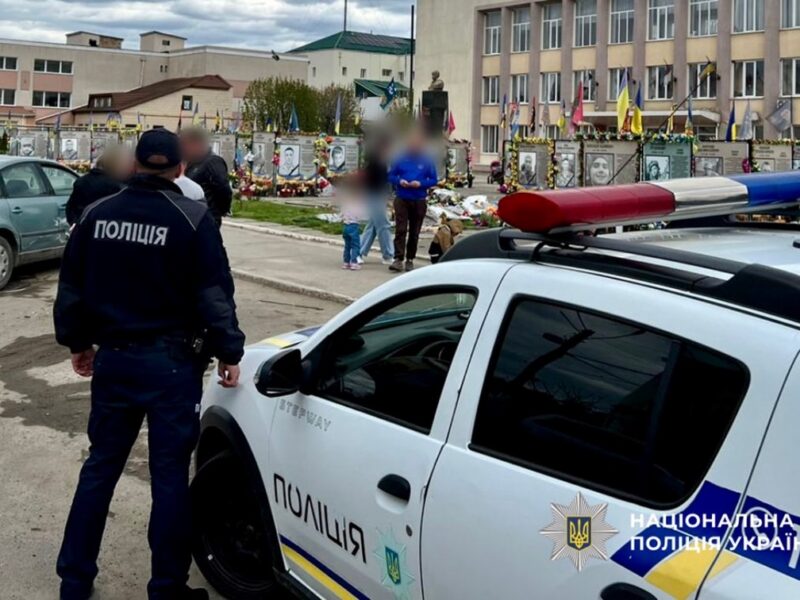 На Одещині автомобіль пошкодив Алею героїв