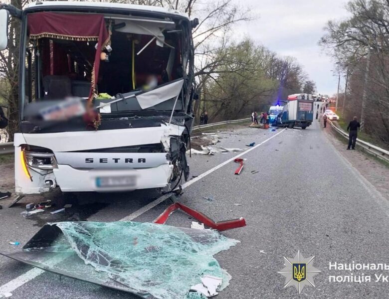 На Вінниччині вантажівка протаранила автобус з пасажирами