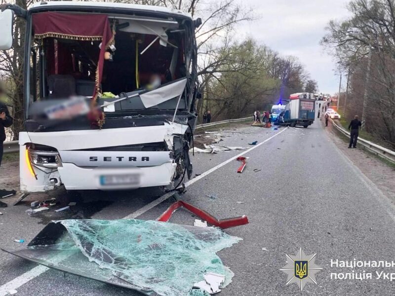 На Вінниччині вантажівка протаранила автобус з пасажирами