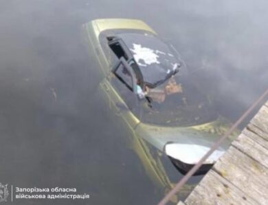 На Запоріжжі вибухова хвиля відкинула авто у річку, є жертва