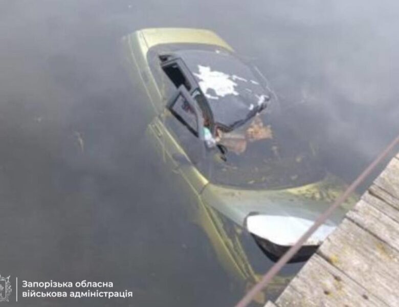 На Запоріжжі вибухова хвиля відкинула авто у річку, є жертва