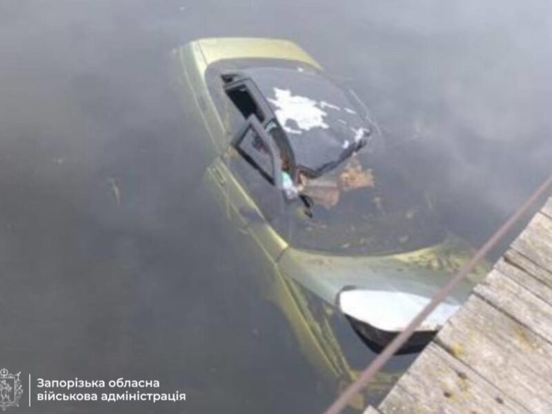На Запоріжжі вибухова хвиля відкинула авто у річку, є жертва