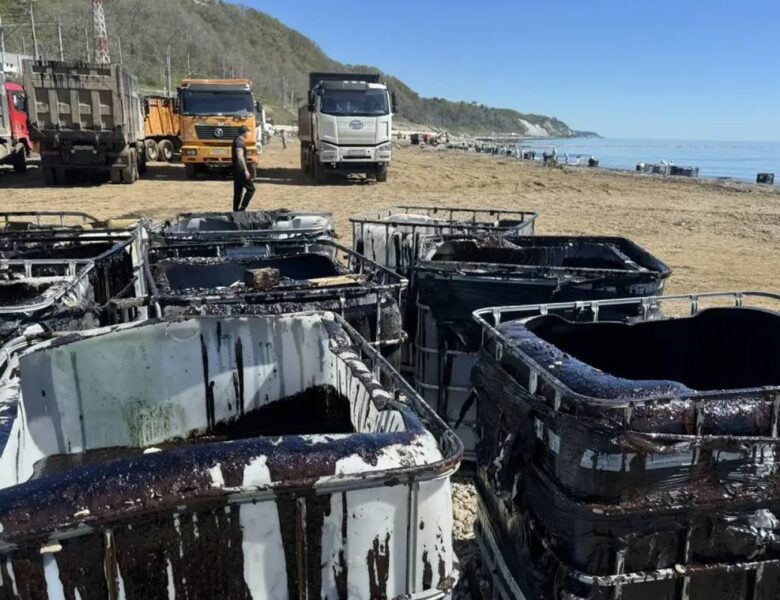 Нафтова пляма під Туапсе розтяглася майже на 80 км – ЗМІ