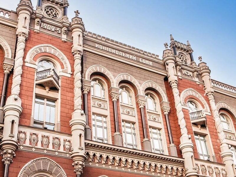 Нацбанк опустив курс гривні на початку тижня
