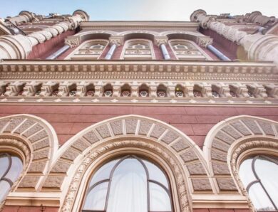 Нацбанк почав підвищувати курс гривні
