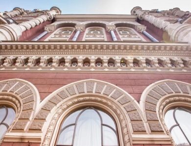 Нацбанк знизив курси долара і євро