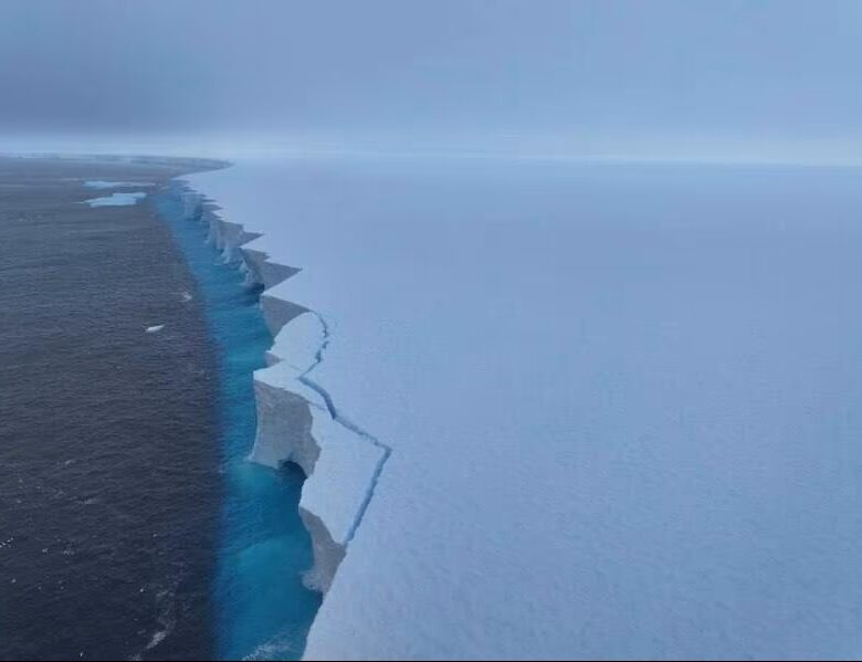 Найбільший у світі айсберг майже повністю розпався